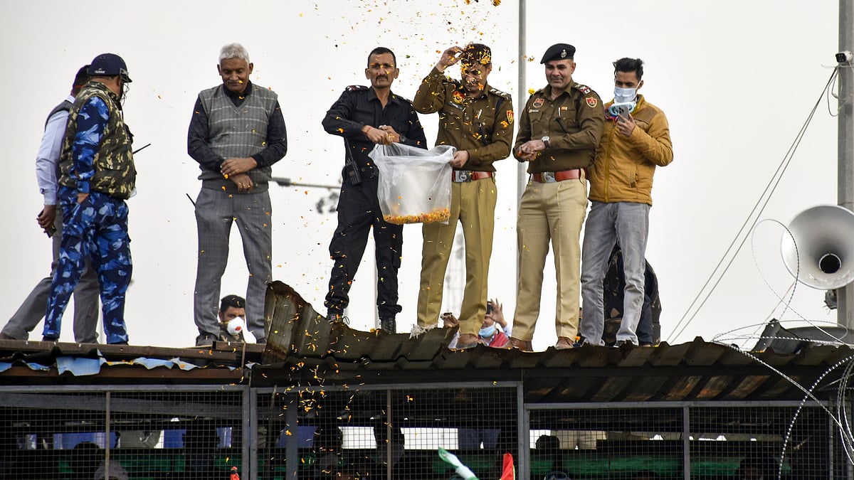 Haryana police fires teargas on farmers after offering tea-snacks, showering petals