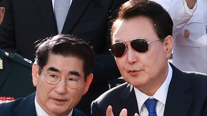 South Korea: Ex-defence minister attempts suicide at detention facility