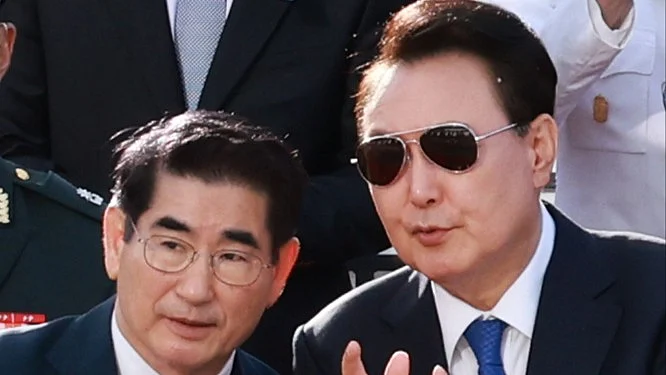 Former defence minister Kim Yong-hyun (left) with President Yoon Suk Yeol