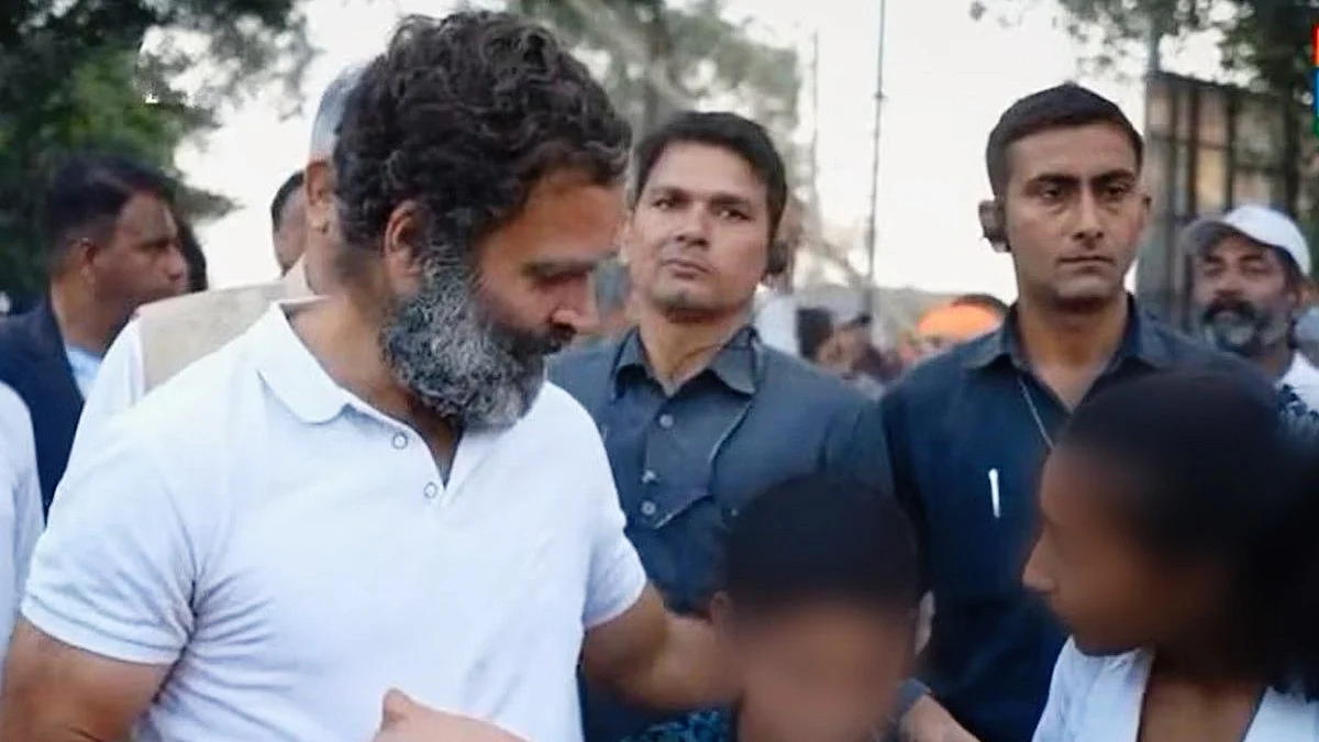 Rahul Gandhi with the deceased's children (photo: @VinayDokania/X)