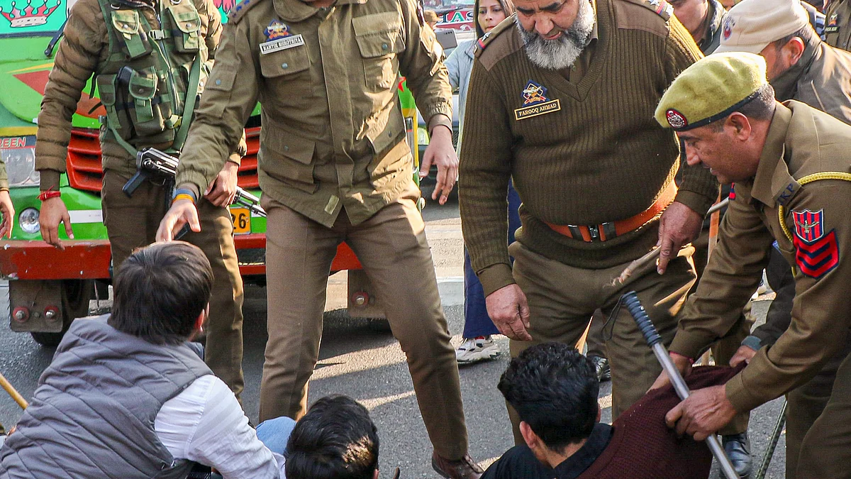 Police round up ABVP 'protestors' off the highway in Jammu