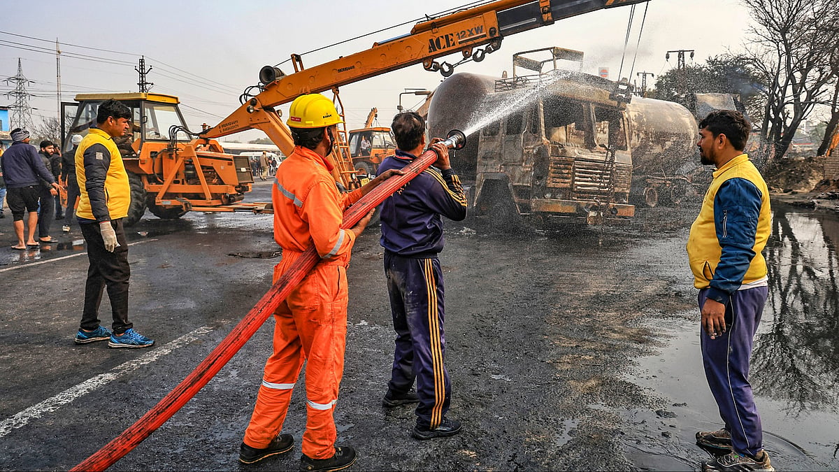 Firefighters douse the flame in Jaipur on 20 December (photo: PTI)