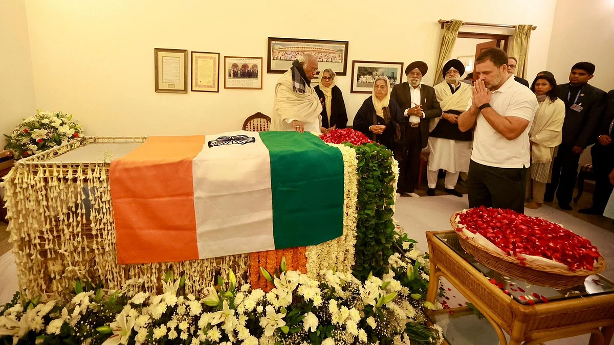 Rahul Gandhi pays tribute to Manmohan Singh on 27 December (photo courtesy: Congress)