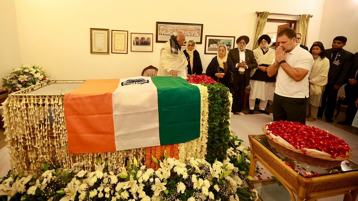 Rahul Gandhi pays tribute to Manmohan Singh on 27 December (photo courtesy: Congress)