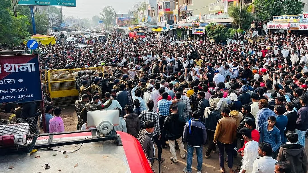 The Congress staged a dharna outside Satwas PS in Madhya Pradesh on Sunday, 29 Dec. 2024 