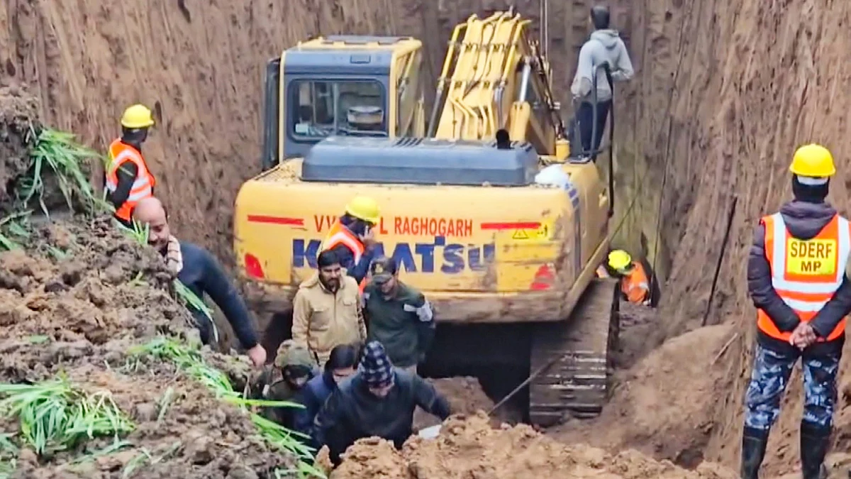 Rescue operation after a 10-year-old boy fell into a borewell in Guna (photo: PTI)