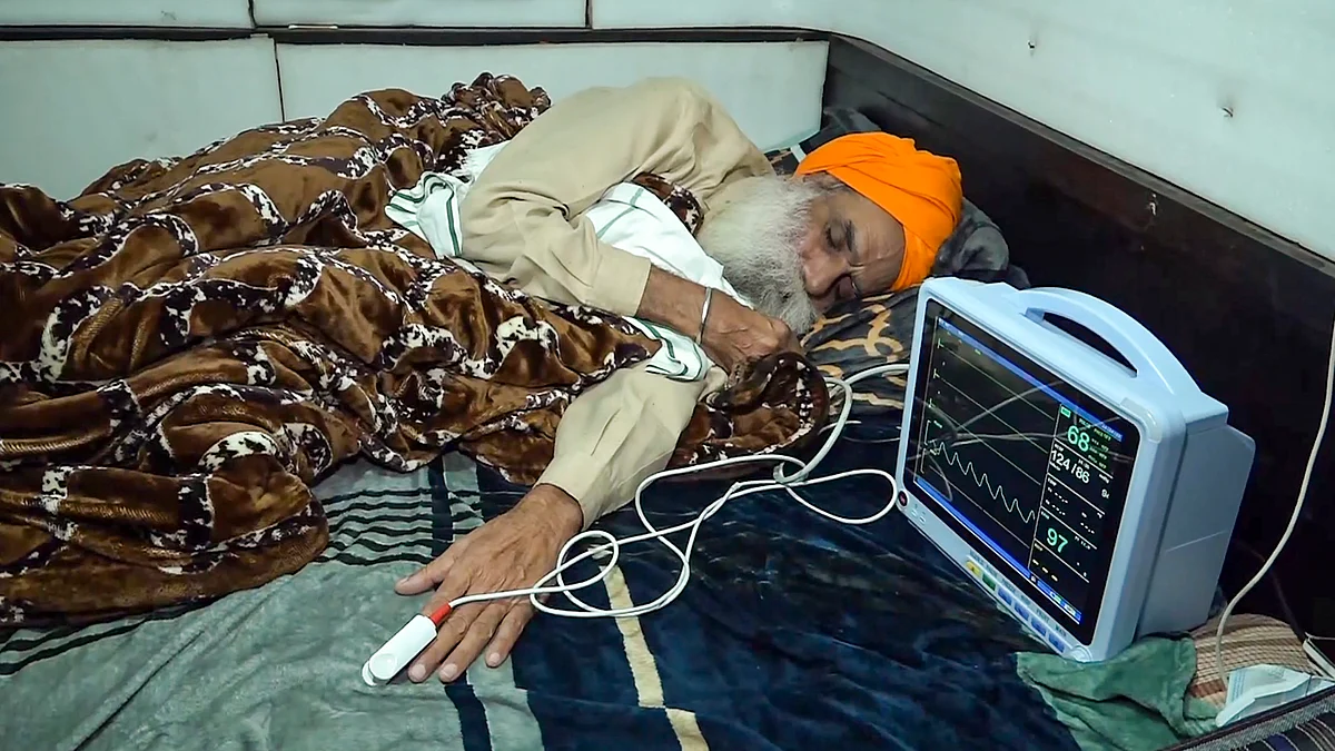 Jagjit Singh Dallewal takes rest during his hunger strike in Sangrur on 23 December (photo: PTI)