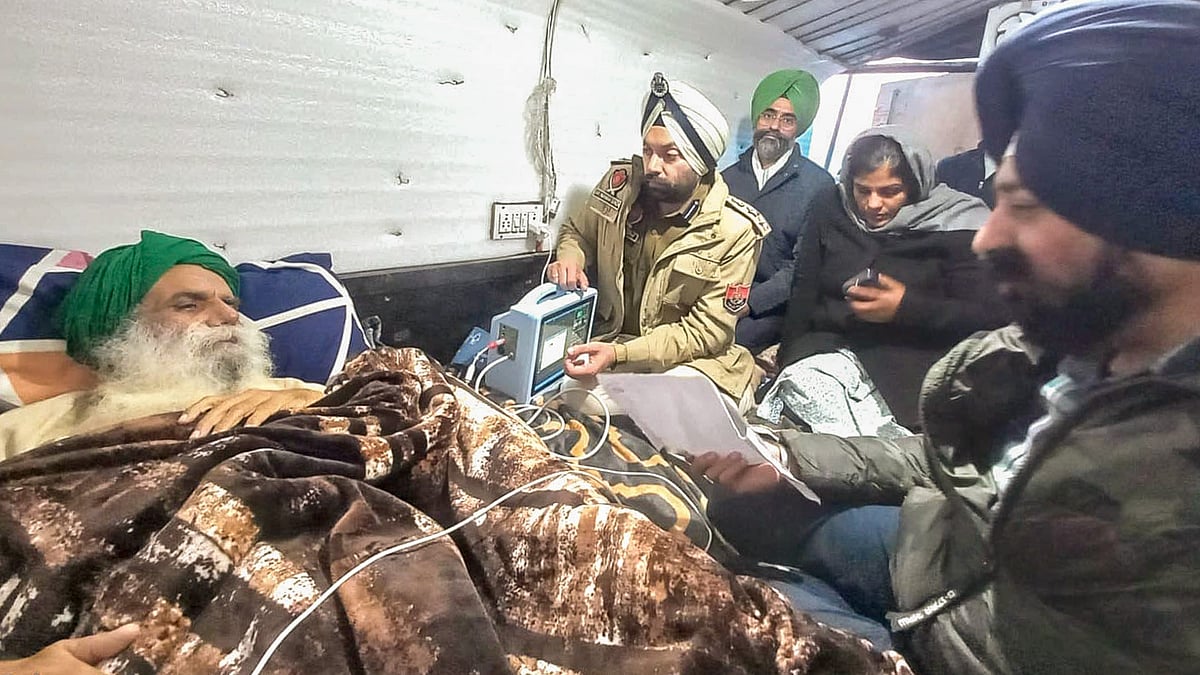 Punjab govt team meets Jagjit Singh Dallewal in Sangrur on 27 December (photo: PTI)