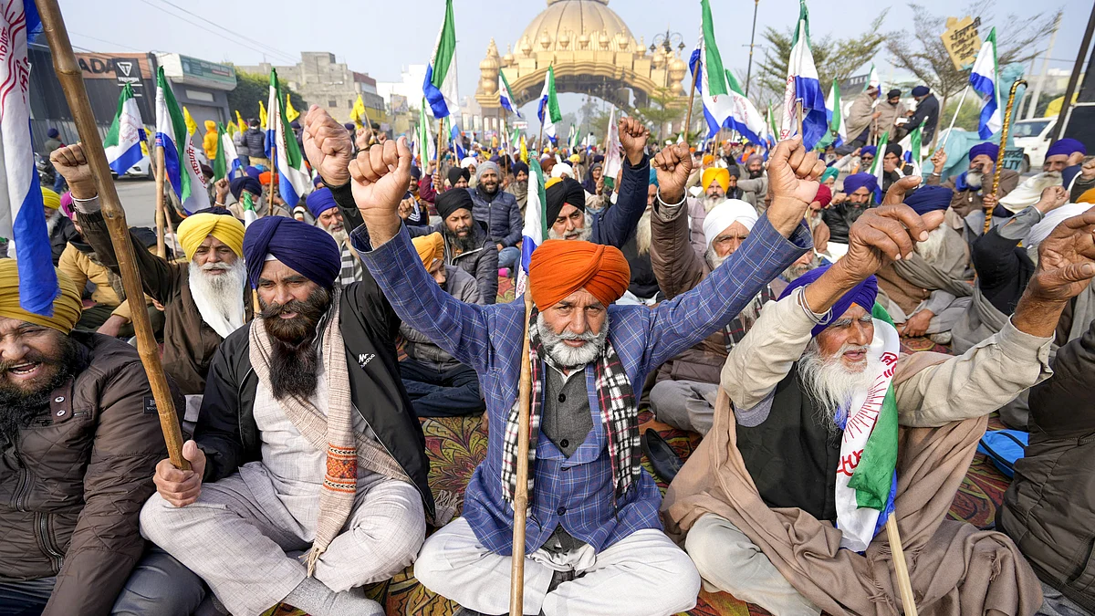 Farmers raise slogans during their protest in Amritsar on 30 December (photo: PTI)