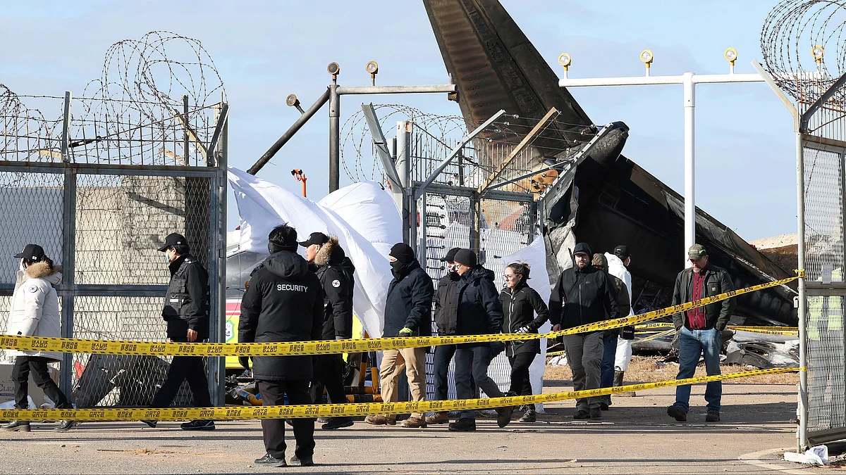 Experts investigate the site at Muan International Airport on 31 December (photo: PTI)