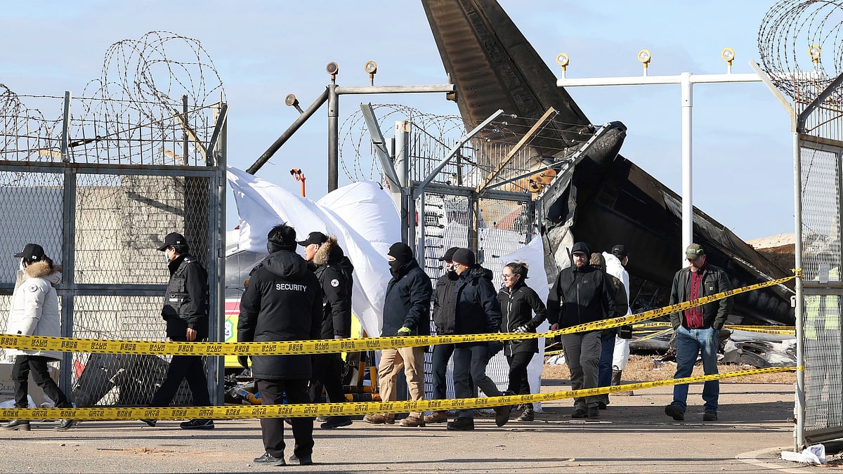 Experts investigate the site at Muan International Airport on 31 December (photo: PTI)