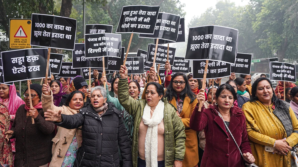 Women from Punjab protest outside AAP chief Arvind Kejriwal's residence in Delhi, 4 Dec. 2025 (PTI)