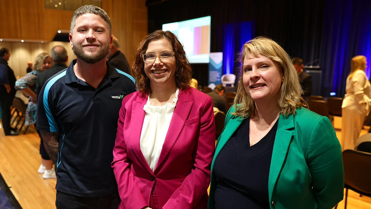 Amanda Rishworth (centre), Australian minister for social services 