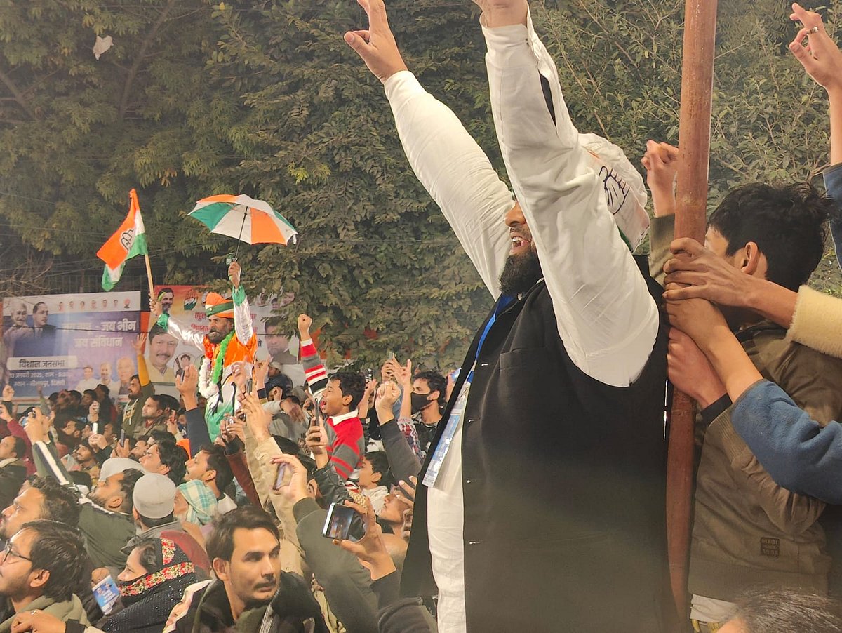 Sikh supporters sported turbans in the Congress colours. Some held up tricolour umbrellas. Many seemed to be young people, perhaps first-time voters