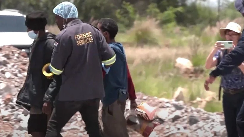 Volunteers carry out rescue operation in South Africa (photo: IANS)
