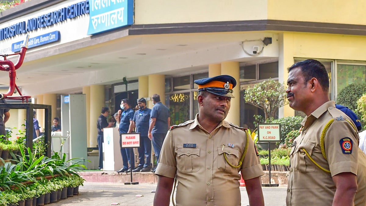 Policemen outside Lilavati Hospital on 16 January (photo: PTI)
