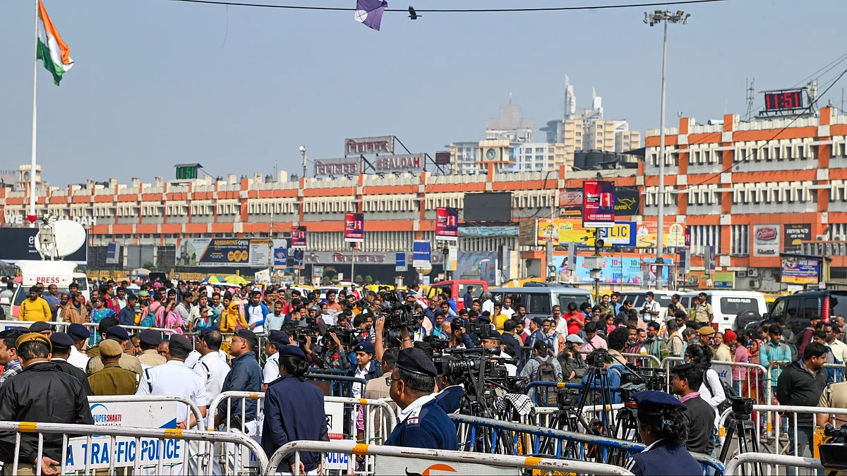 People and media persons gather outside Sealdah court on 18 January (photo: PTI)
