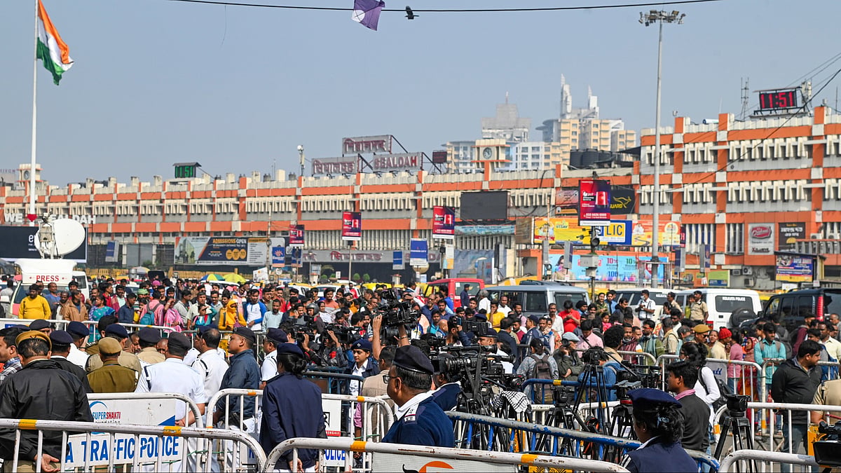 People and media persons gather outside Sealdah court on 18 January (photo: PTI) 