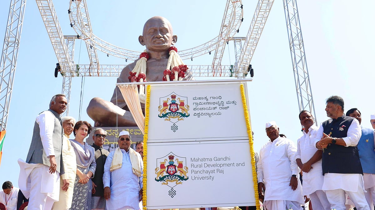Inauguration of the Gandhi statue in Belagavi by Congress leaders 
