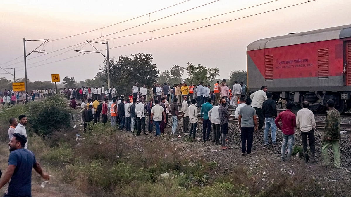 People gather after a train mishap in Jalgaon district on 22 January (photo: PTI)