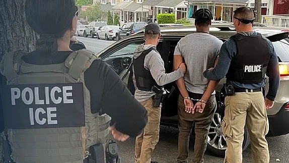 Police arrest an illegal migrant (photo: IANS)