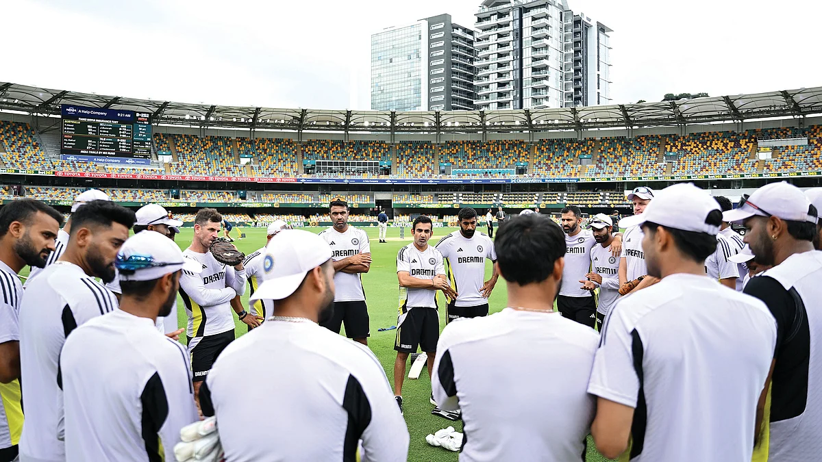 India head coach Gautam Gambhir speaks to the team on Day 5 of the third Test match against Australia