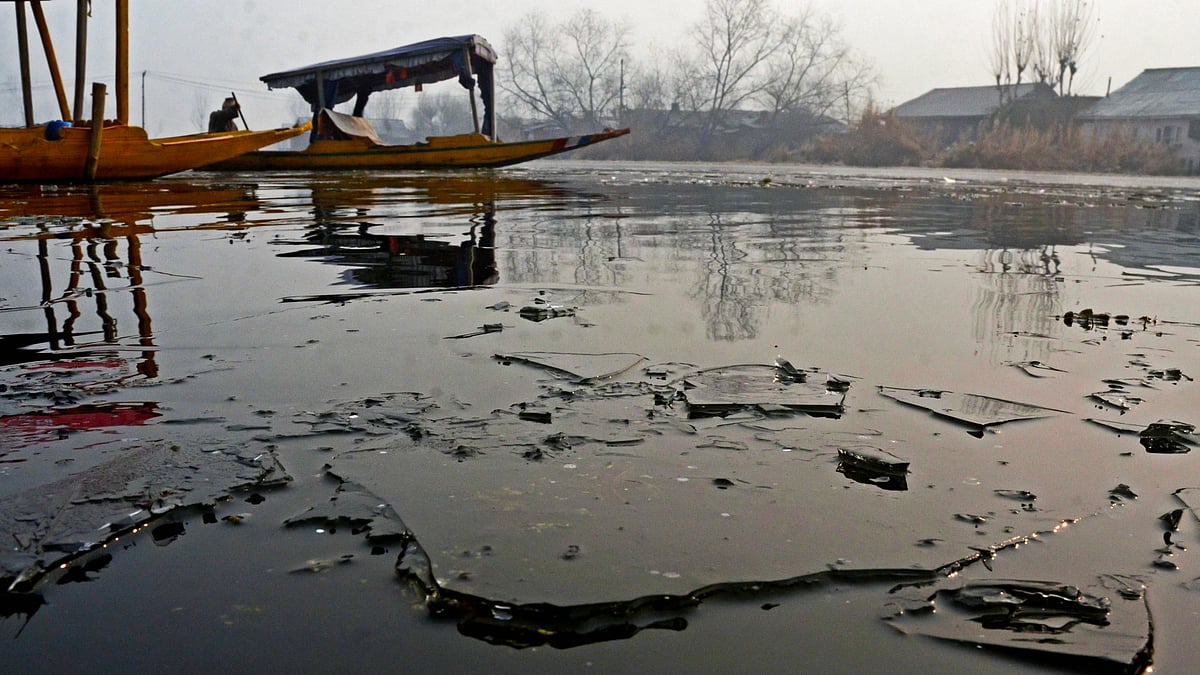 Intense cold wave returns to Kashmir, minus 5.5 degrees in Srinagar
