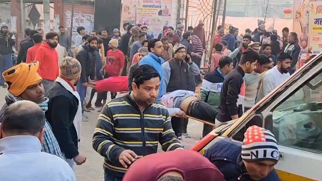 Injured devotees being taken for treatment in Baghpat on 28 January (photo: PTI)