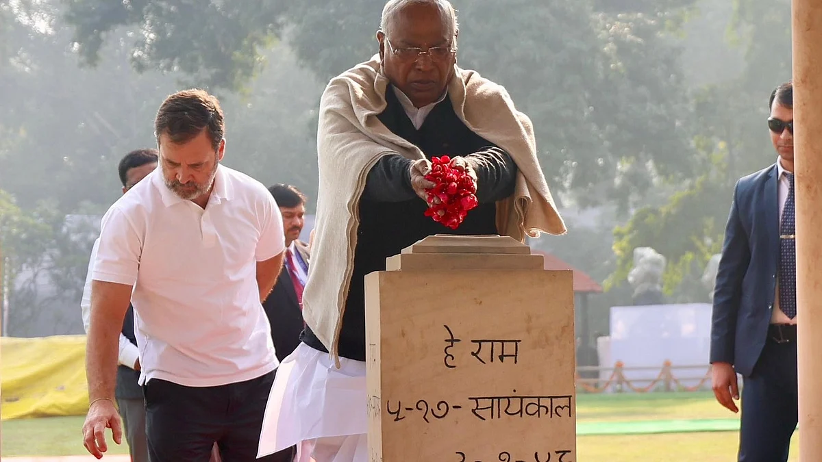Mallikarjun Kharge (front), Rahul Gandhi pay tribute to Mahatma Gandh on Martyrs' Day