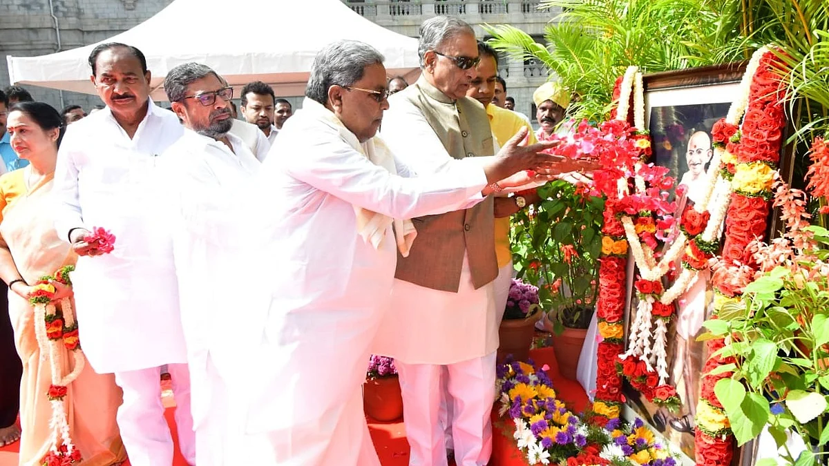 Karnataka CM Siddaramaiah pays tribute to Mahatma Gandhi (photo: IANS) 