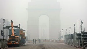 Thick smog shrouds India Gate in New Delhi (photo: IANS)