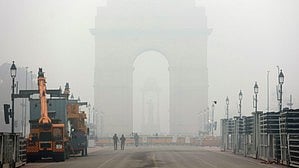 Thick smog shrouds India Gate in New Delhi (photo: IANS)