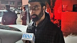 Mirwaiz Umar Farooq urges govt to release all political prisoners from J&K