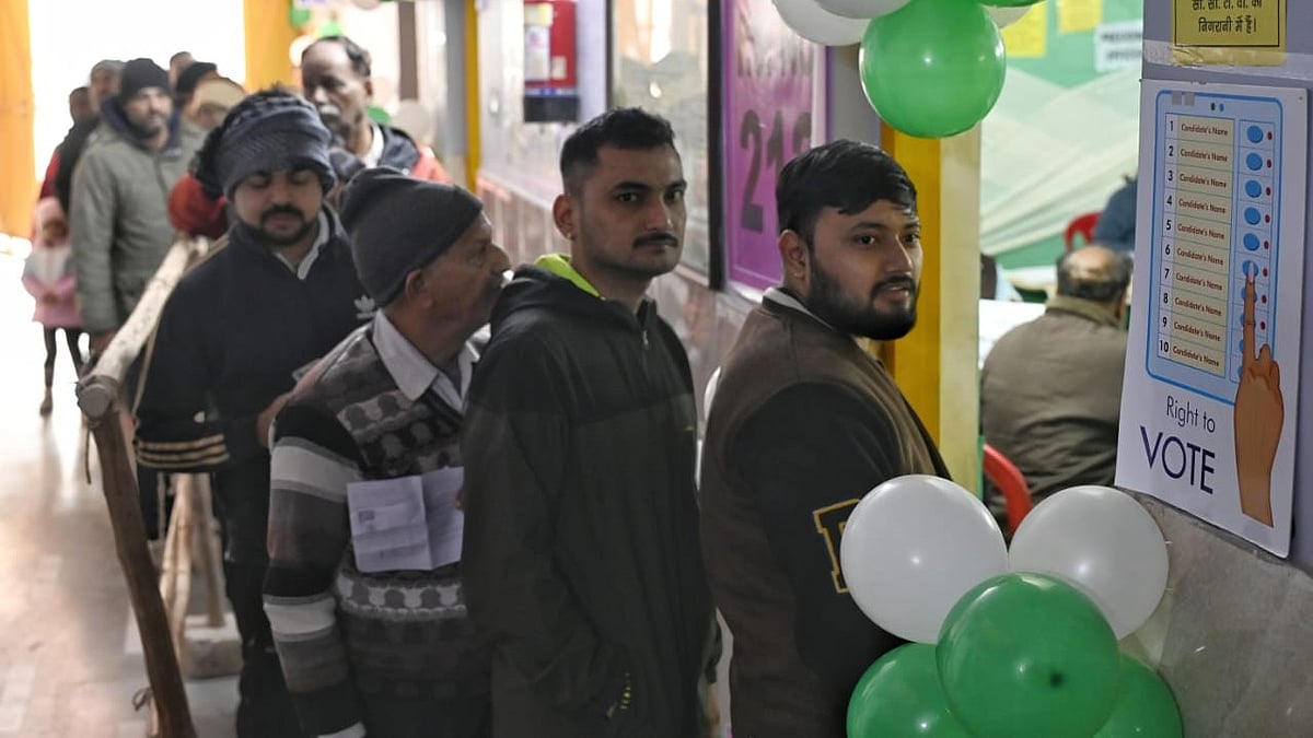Voters at a polling station in Delhi (photo: Vipin/NH)