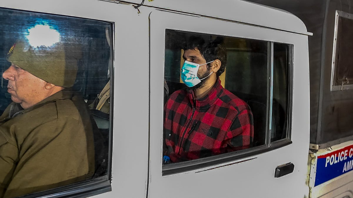 Police take deported immigrants for initial questioning in Amritsar on 5 February (photo: PTI)