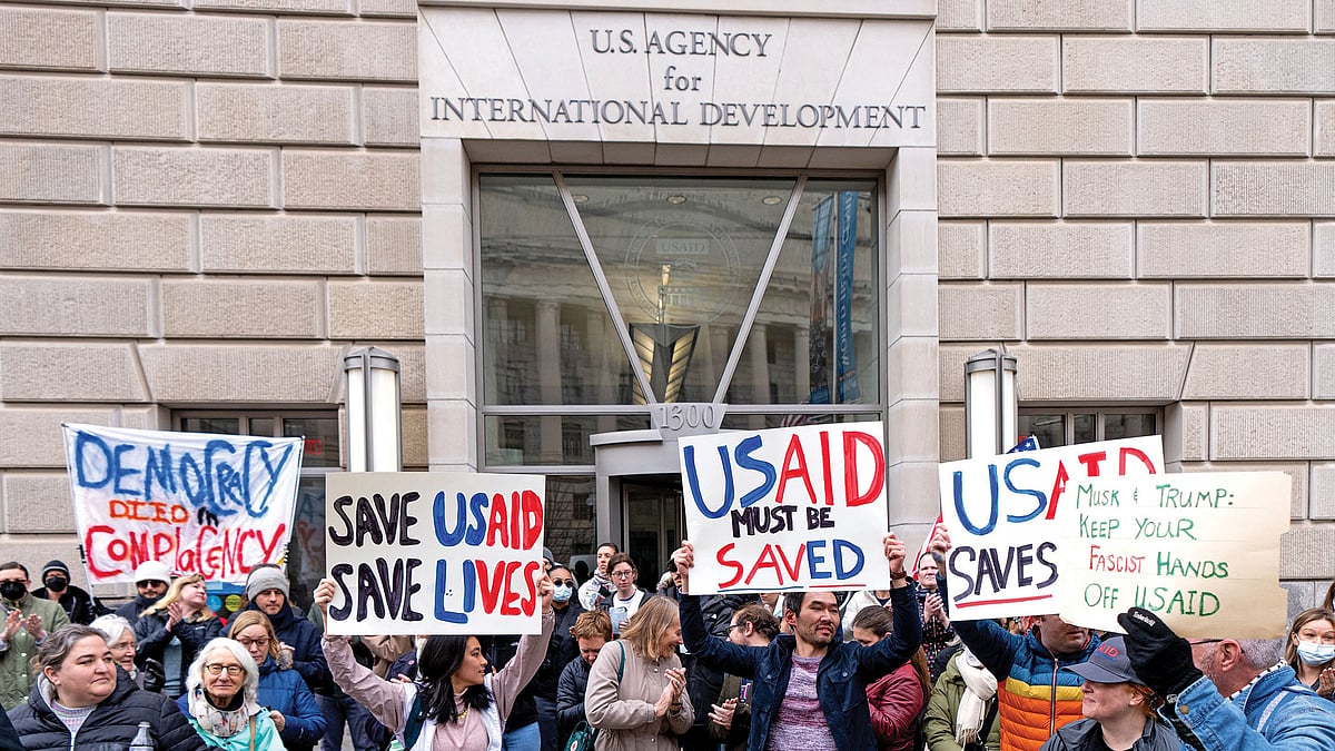 Employees and supporters protest the proposed closure of USAID (file photo)