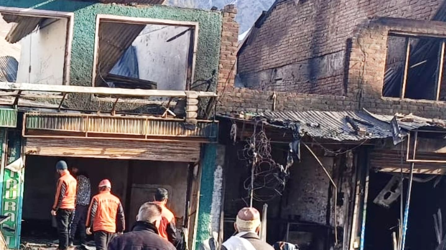 Omar Abdullah visits Sonamarg fire site, announces immediate relief