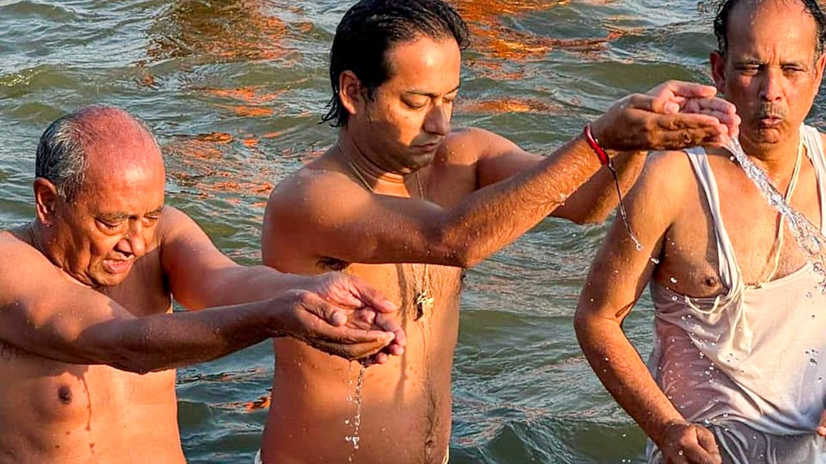 Digvijaya Singh with his son Jaivardhan Singh at Sangam on 12 February (photo: PTI)