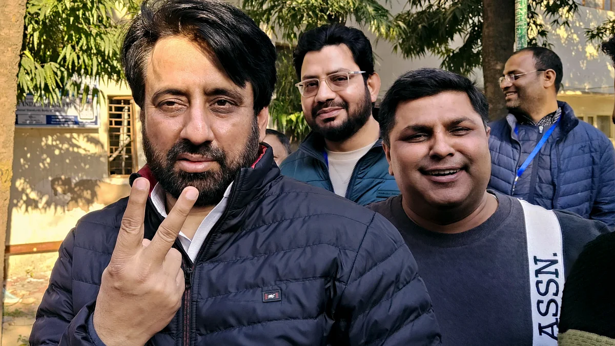 Amanatullah Khan shows victory sign in New Delhi on 8 February (photo: PTI)