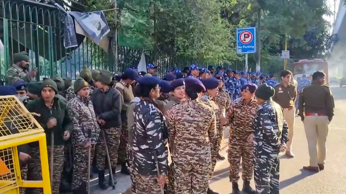 Security stepped up at Jamia Millia Islamia, 10 students detained for protest