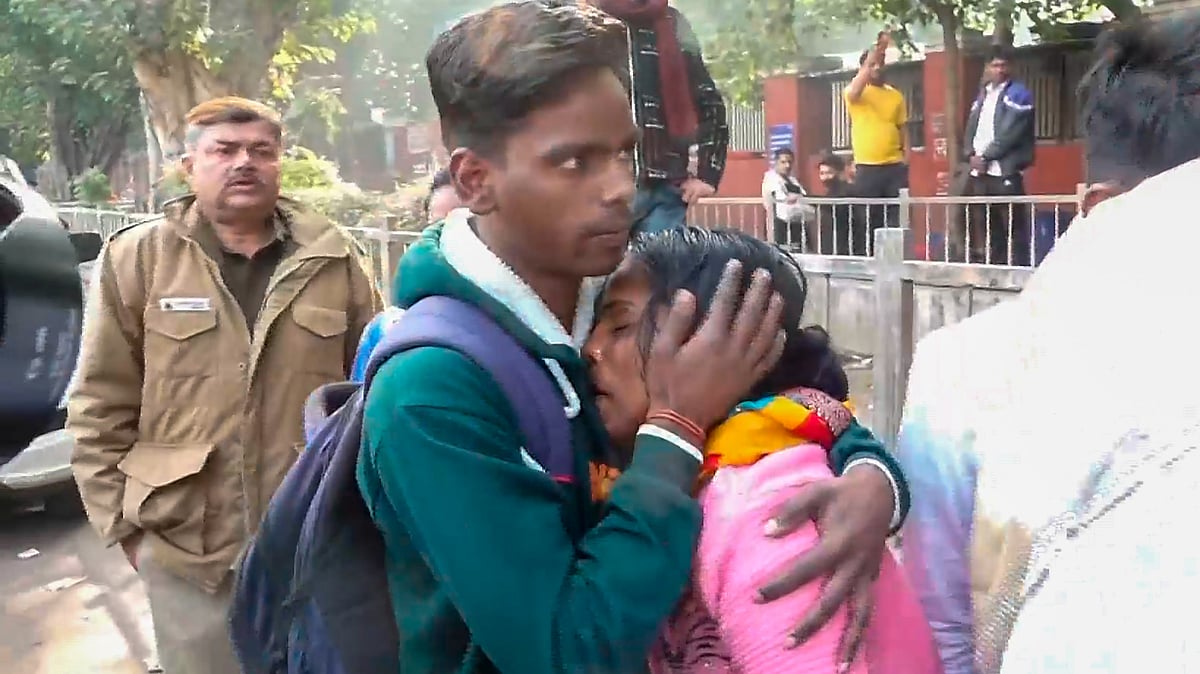 Those who left their kin in the stampede were inconsolable, New Delhi, 16 Feb. 2025 (PTI)