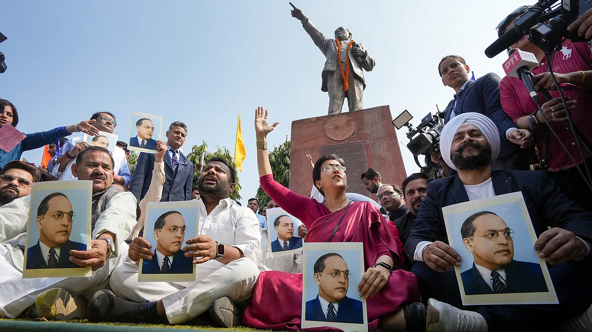 Atishi with other AAP MLAs stage protest in New Delhi on 25 February (photo: PTI)