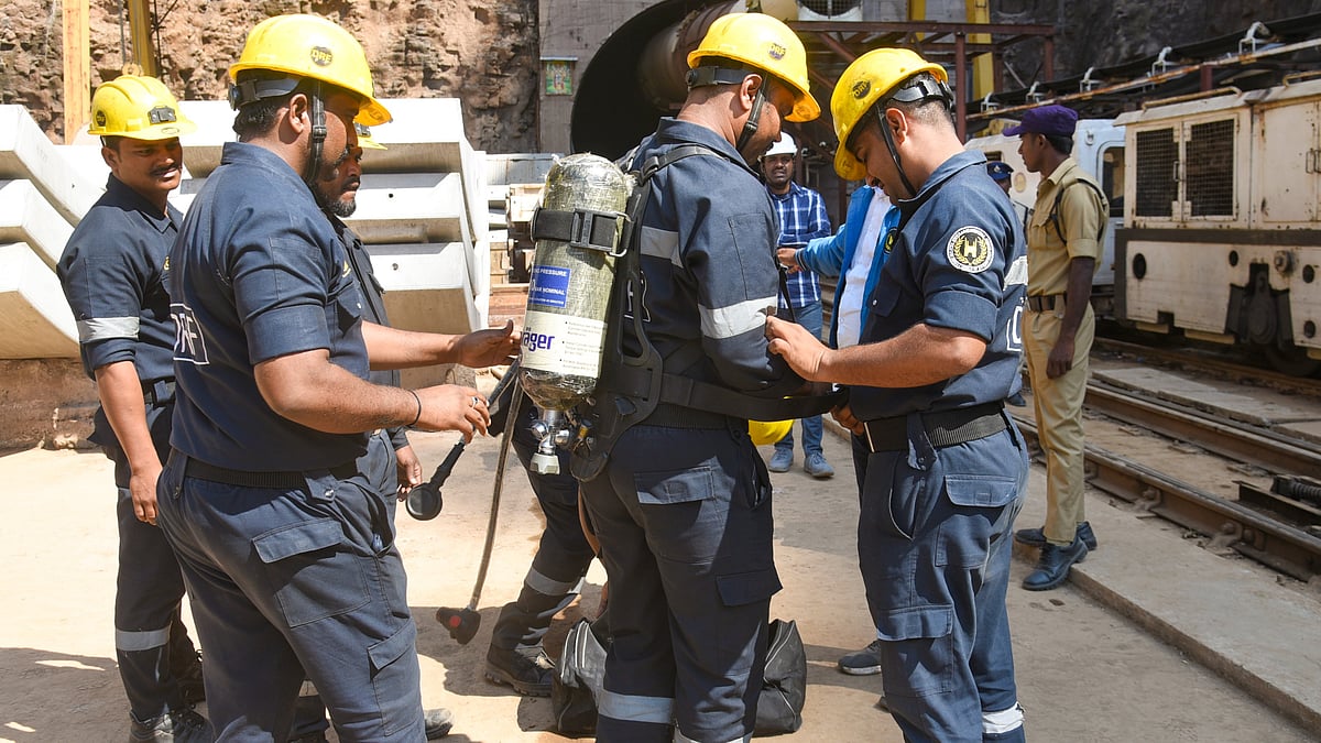 Rescuers at the tunnel collapse site (photo: PTI)