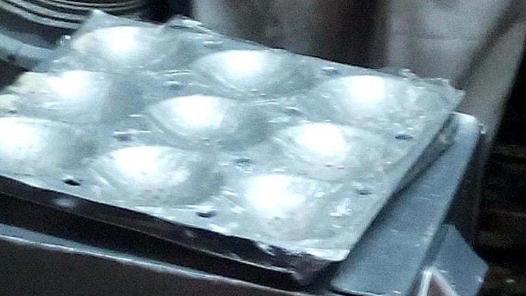 Plastic sheets to ease idlis quickly off the mould have become more common, replacing cotton cloth