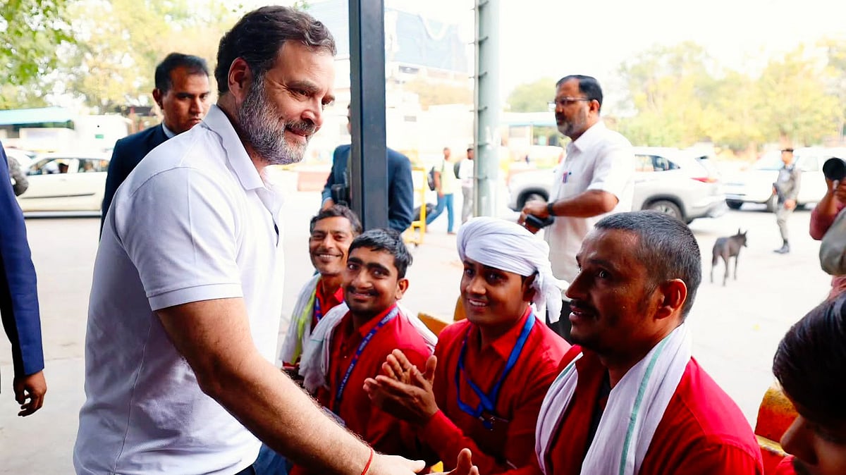 Will put across porters' demands to govt, fight for their rights: Rahul