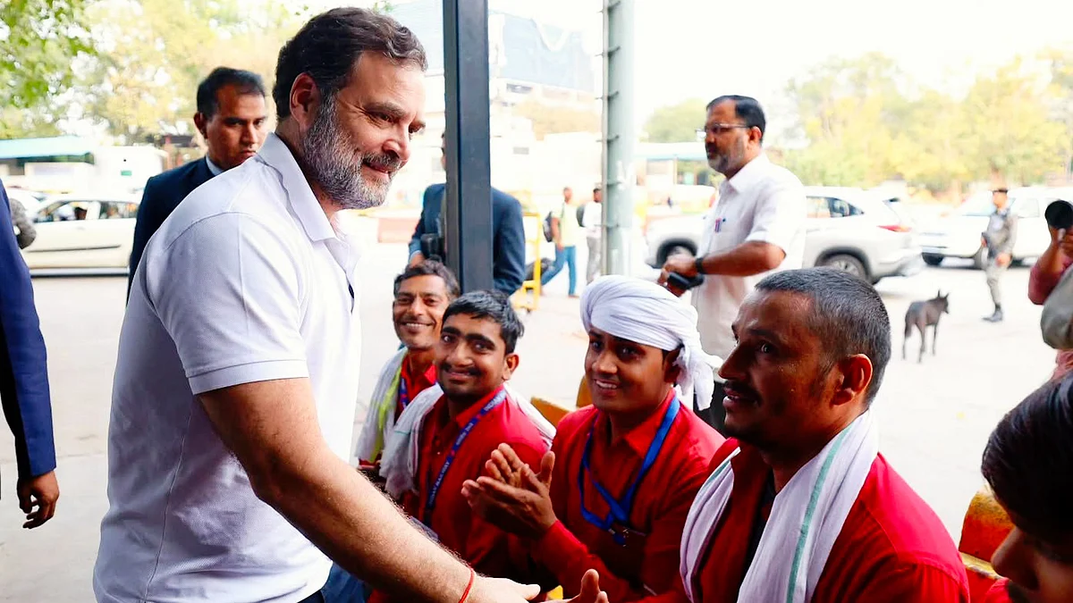 Rahul Gandhi with porters at New Delhi station (photo: PTI)