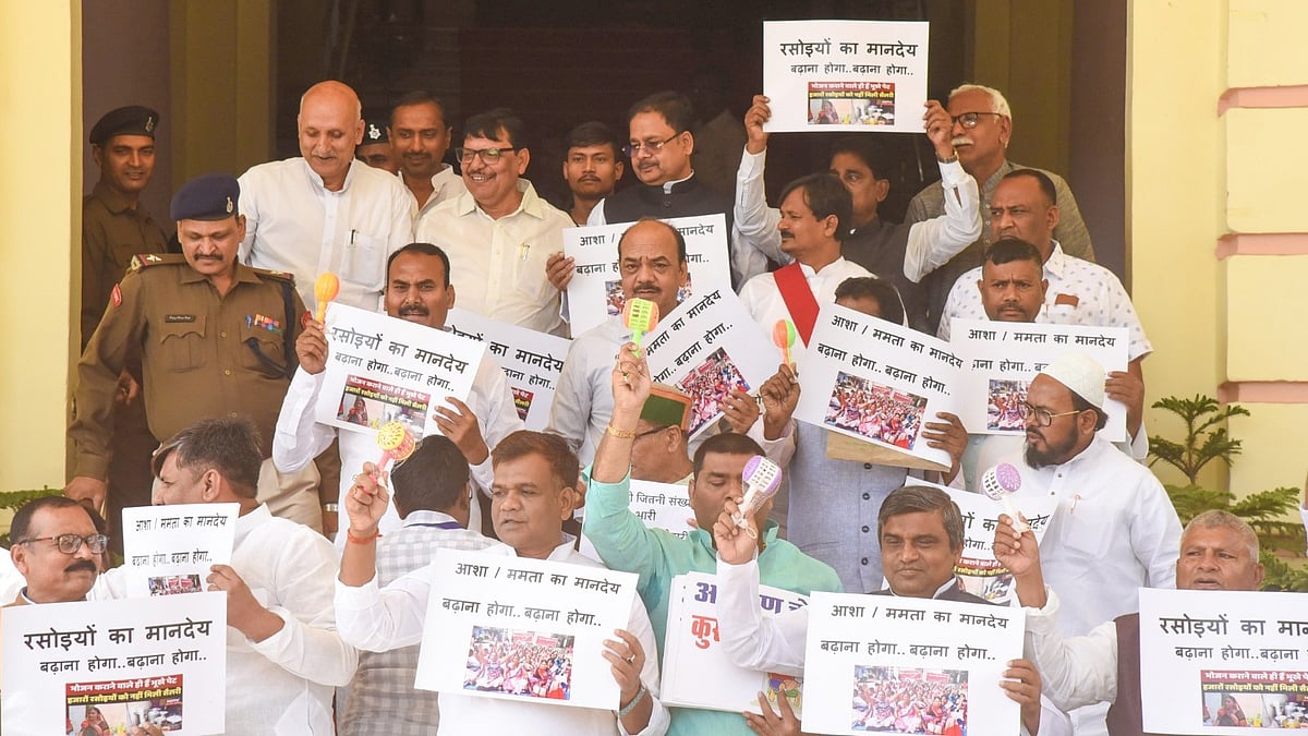 Left parties protest in the Bihar Assembly premises over unpaid dues for Panchayat representatives