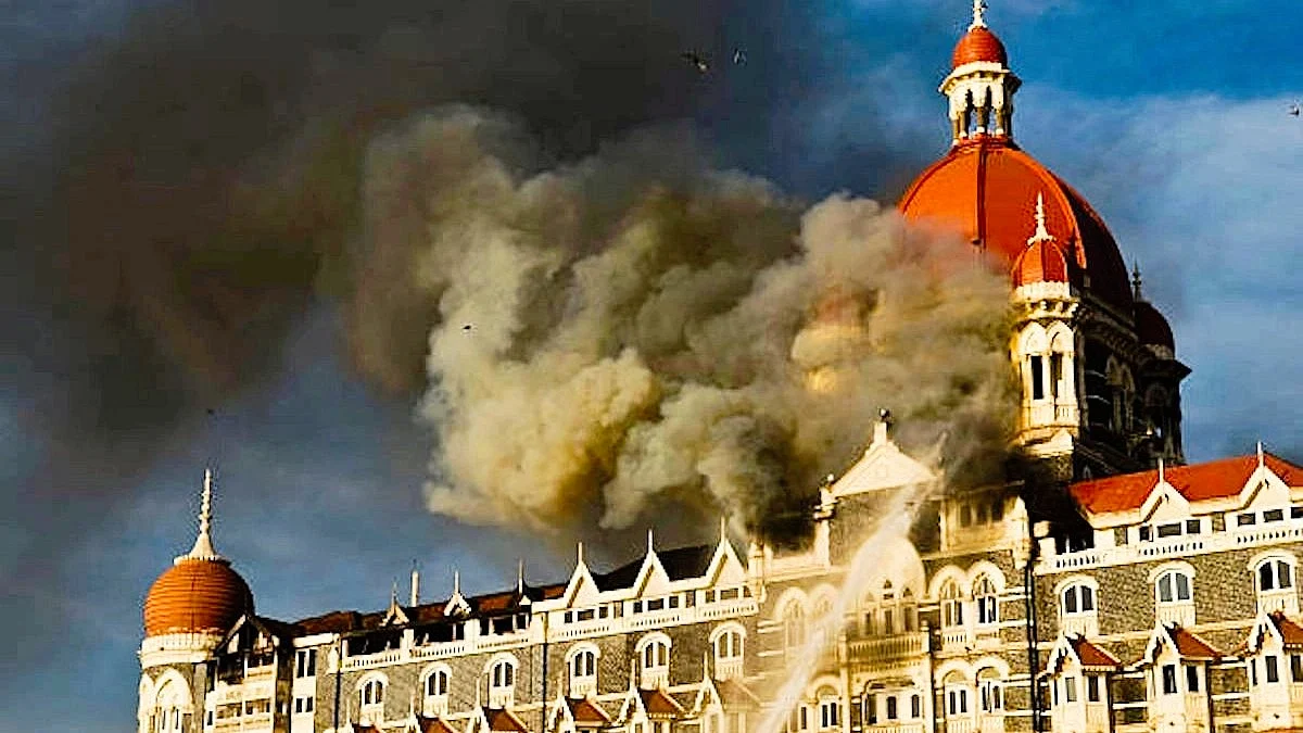 Smoke rising from Taj Mahal Hotel in Mumbai on 26 Nov 2008 (file photo)