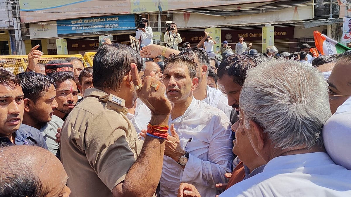 Bhopal: Congress members injured in stage collapse during anti-BJP protest