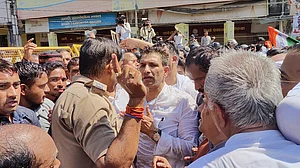 Bhopal: Congress members injured in stage collapse during anti-BJP protest